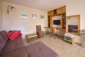 sala de estar con sofá y escritorio en Casa Aquarella - Proche Strasbourg, en Schiltigheim