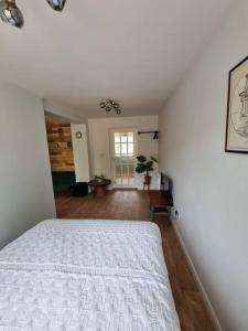 um quarto com uma cama branca num quarto em Elgar Escape em Barnstaple