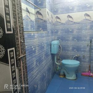 baño con aseo azul en una habitación en UGS guest house en Jodhpur