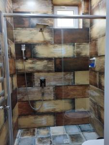 bagno con doccia e pareti in legno di Gabala Boutique Hotel a Gabala