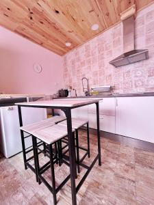een keuken met een tafel en stoelen in een kamer bij An Ca La Abuela Pilar in El Real de la Jara