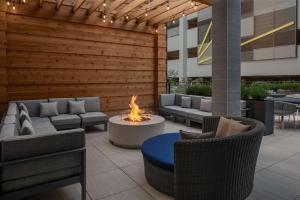 eine Terrasse mit Sofas und einer Feuerstelle in einem Gebäude in der Unterkunft Homewood Suites By Hilton Charlotte Uptown First Ward in Charlotte