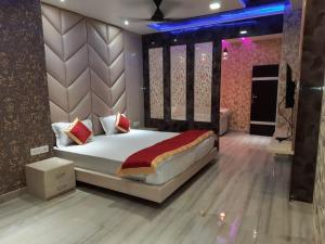 Ένα ή περισσότερα κρεβάτια σε δωμάτιο στο Hotel Swagat