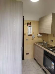 una cocina con fregadero y encimera en Oasi Marina, en Catania