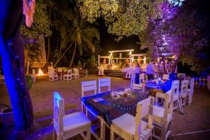 un grupo de mesas y sillas con una fiesta de boda en Feather Touch Hotels and Resorts Palolem, en Palolem