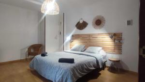 sypialnia z dużym łóżkiem z drewnianym zagłówkiem w obiekcie Precioso apartamento en ares w mieście Ares