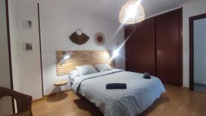 sypialnia z dużym łóżkiem i niebieskim kocem w obiekcie Precioso apartamento en ares w mieście Ares