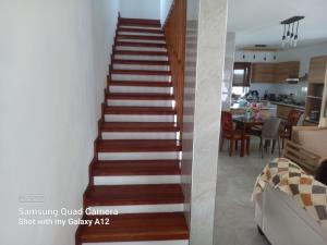 uma escada numa sala de estar com uma cozinha em Brand New Luxury villa in an exceptional location in Quatre Bornes em Quatre Bornes