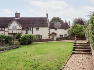 an exterior view of a house with a large yard at 1 White House Cottages in Ross on Wye