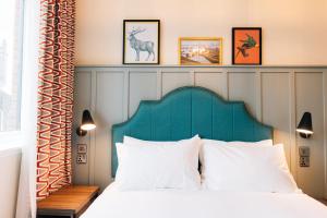 um quarto com uma cama com uma cabeceira verde em Bank Apartments Portrush em Portrush
