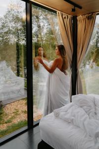 uma noiva e um noivo em pé em frente a uma janela em WonderInn Riverside em Årnes
