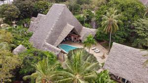 Una vista aérea de una casa con techo. en Saffron Garden Malindi, en Malindi