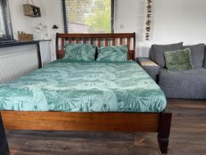 Aangenaam op de Rijn, woonboot, inclusief privé sauna客房内的一张或多张床位
