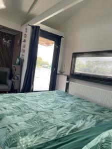 Aangenaam op de Rijn, woonboot, inclusief privé sauna客房内的一张或多张床位