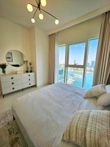 Postel nebo postele na pokoji v ubytování NETIZEN HOMES Beachfront premium 2 bedroom apartment