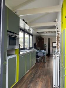 Aangenaam op de Rijn, woonboot, inclusief privé sauna的厨房或小厨房