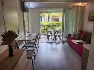 salon z kanapą, stołem i krzesłami w obiekcie Bleu Mer Duplex & Suites w mieście Saint-Cyprien