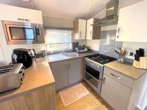 Een keuken of kitchenette bij Pass the Keys Gorgeous Home in Beautiful Kippford Country Park