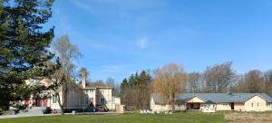 uma casa grande num campo com um quintal em FolkiaCenter Gästhem - Vieraskoti - Guesthouse em Hanko