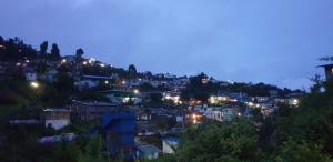 - Vistas a la ciudad por la noche en ASM Residency, en Kodaikanal