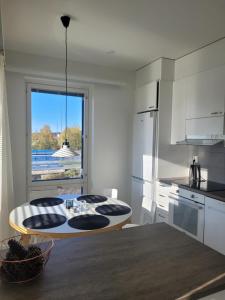 een keuken met een tafel in het midden van een kamer bij Apartment with Sauna in the heart of Rovaniemi in Rovaniemi
