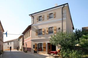 un edificio al lado de una calle en Kastel Kastelir, en Kaštelir