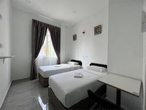 Postel nebo postele na pokoji v ubytování Srg Indira Hotel