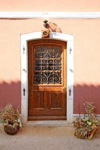 una puerta de madera con una puerta delante de un edificio en Kastel Kastelir, en Kaštelir