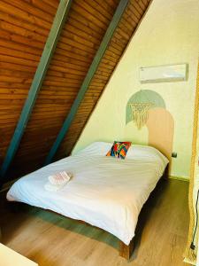 Ce lit se trouve dans un dortoir doté d'un panier de basket sur le mur. dans l'établissement Estebe Bungalov, à Sapanca