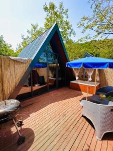 une terrasse avec une tente bleue, des chaises et une table dans l'établissement Estebe Bungalov, à Sapanca