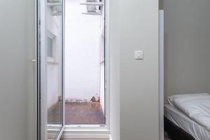 Habitación con ventana y vistas a un dormitorio. en Van Lerius studio, en Amberes
