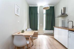 cocina con mesa y sillas en una habitación en Van Lerius studio, en Amberes