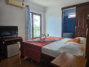 Grand Bay Apartments tesisinde bir odada yatak veya yataklar