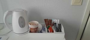 Kahvin ja teen valmistusvälineet majoituspaikassa FolkiaCenter Gästhem - Vieraskoti - Guesthouse