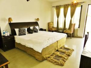 - une chambre avec un grand lit dans l'établissement Van Durga Villas & Suites, à Padmi