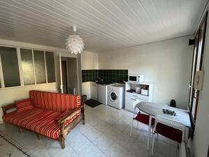 ein Wohnzimmer mit einem Sofa und einem Tisch in der Unterkunft T2 rdc Muret in Muret