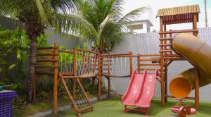 un parque infantil con tobogán en Altiplano Hotel, en João Pessoa