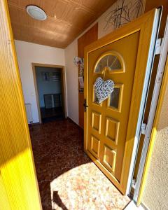 Trhové SvinyにあるHoliday home U Lubošeの部屋の中の心の扉