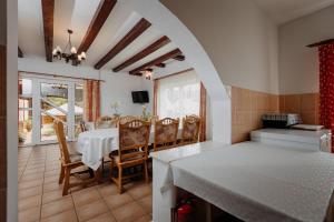 a kitchen and dining room with a table and chairs at Kaffai Panzio in Izvoru Mureşului