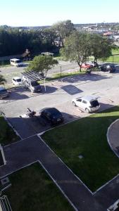 un parcheggio con auto parcheggiate in un parcheggio di Excelente Apto 2 quartos, condomínio fechado, com vaga estacionamento a Pelotas