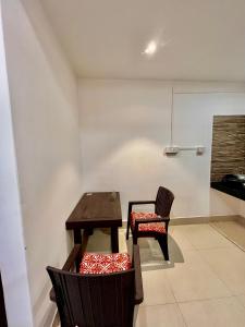 uma mesa e uma cadeira num quarto em 1Bedroom HK with Private Balcony em Guwahati