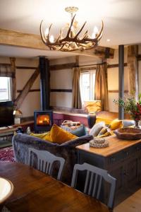 una sala de estar con un sofá y una mesa en The Byre - Beautiful Contemporary Barn - Hot Tub, en Bridgnorth