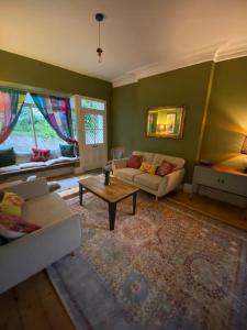 安賽德的住宿－Seaside & Lake District retreat，客厅配有两张沙发和一张桌子