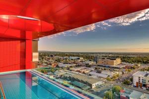 vista para uma cidade a partir de um edifício com piscina em Adelaide Skyline Serenity: Gym, Pool & views em Adelaide