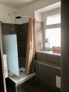 a bathroom with a shower with a shower curtain at Maison 10 couchages secteur Fontainebleau in Vernou-sur-Seine