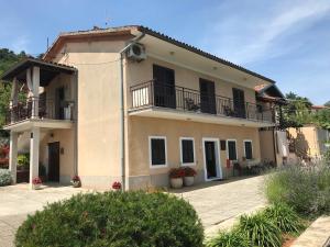 a house with two balconies and a patio at Apartman Elvis in Lovran