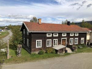 una vieja casa de madera al lado de una carretera en Gästis Vemdalen en Vemdalen