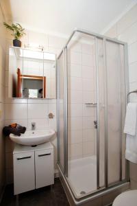 ein Bad mit einer Dusche und einem Waschbecken in der Unterkunft FeWo Zornemann Whg 1 Strandhotel in Kellenhusen