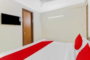 Giường trong phòng chung tại OYO South Plaza Near Qutab Minar Metro Station