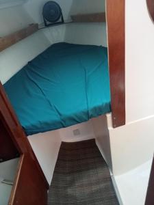 un piccolo letto nella cabina di una barca di Voilier Love Menton a Mentone